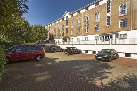 Sold approx £45k below purchase price at discount. 1 Bedroom Flat, Kingsbridge Court, Canary Wharf
