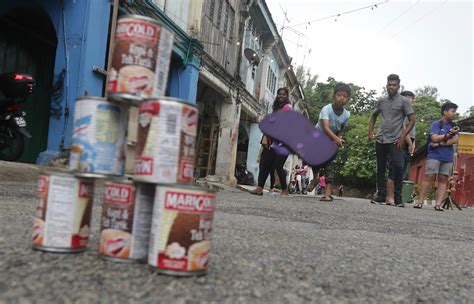 Sikap segelintir generasi pada masa kini yang menganggap permainan tradisional adalah ketinggalan zaman dan hanya wujud pada zaman. 15 Permainan Tradisional Yang Semakin Dilupakan