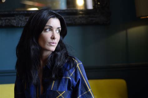 He feels sorry for jenifer, and takes her from an insane asylum and brings her home. Jenifer choquée, après l'annonce d'un drame familial - Star 24