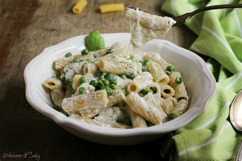 Si realizza nel tempo di cottura della pasta, mezze maniche rigate nel nostro caso, ed è un primo piatto cremoso e delicato che abbina ricotta e parmigiano al profumo di basilico e scorza di limone. Pasta ricotta e piselli (cremosa e velocissima da fare)