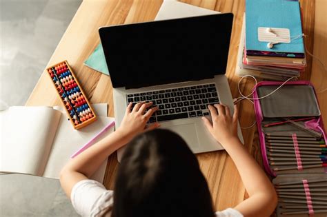 Colegiala Bastante Linda Que Estudia En Casa Usando La Computadora