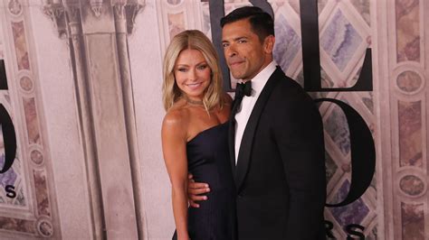 watch access hollywood interview kelly ripa gets flirty with her husband mark consuelos on