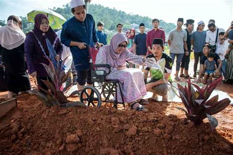 Tan sri zainuddin maidin born 26 june 1939 is a malaysian politician and the former information minister in the malaysian cabinet he is also the former chi. Zainuddin Maidin selamat dikebumi di tanah perkuburan ...
