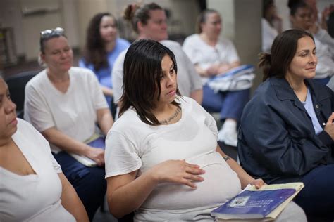 15 photos that show the life of pregnant women in prison