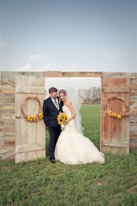 35 Rustic Old Door Wedding Decor Ideas For Outdoor Country Weddings