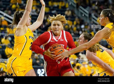 Ohio State guard Kateri Poole (5) drives through Michigan guard