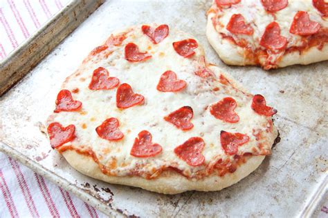Image discovered by food ideas. Valentine's Day Heart Shaped Pizzas + 25 Valentine's Day ...