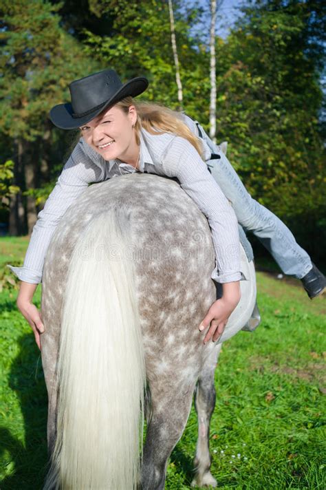 Junge Dame Die Ein Pferd Reitet Stockfoto Bild Von Freizeit Frauen