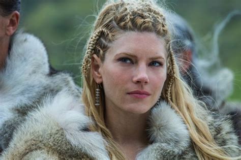 Une fois sur les terres du roi ecbert , ragnar doit livrer plusieurs batailles afin de préserver l'avenir de son peuple en faisant établir plusieurs colonies sur le sol d' angleterre. 1001+ tutos et photos inspirants pour une coiffure viking ...