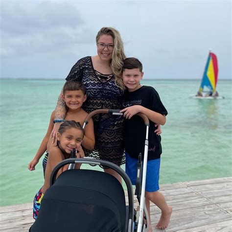 teen mom leah messer calls out costar kailyn lowry for not brushing her hair while on vacation