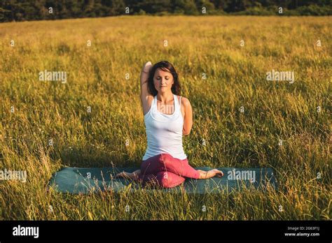 Hermosa Mujer Haciendo Yoga En La Naturaleza Gomukhasana Pose De La