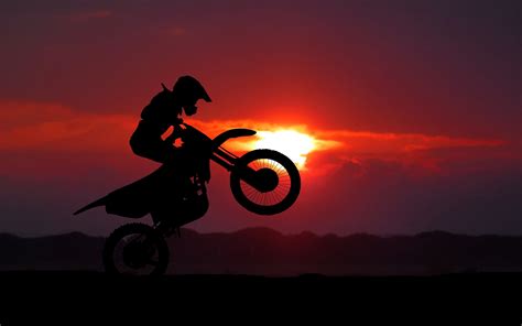 Download Wallpaper Biker On Motorcycle At Sunrise 3840x2400