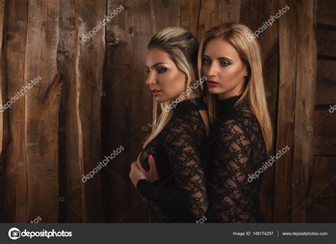 Sexy lesbiennes amateurs préliminaires au mur avec menottes et fouet image libre de droit par