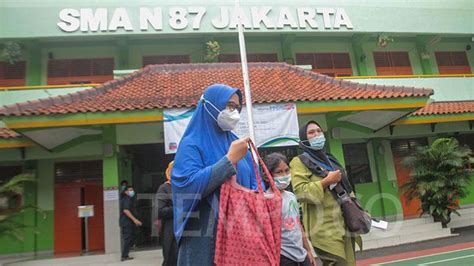 Ppdb dki jakarta 2021/2022 resmi dibuka hari ini, senin (07/06/2021). Suasana Hari Pertama PPDB 2021 di DKI Jakarta - Foto Tempo.co