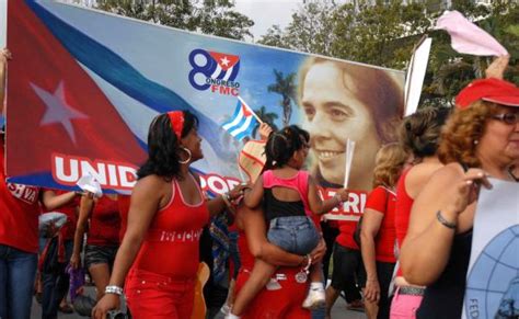 Mujeres Cubanas Apoyan Revolución En Desfile 1 De Mayo Fotos