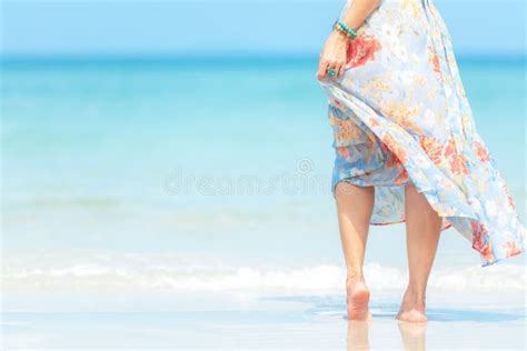sexy frau sitzen auf dem sandigen strand im schwarzen badeanzug stockfoto bild von sommer