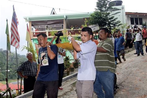 Masa berhenti kat tol bangi ni, ada la satu geng konvoi perodua. Susu Ilham: TRAGEDI TANAH RUNTUH RUMAH ANAK YATIM HULU LANGAT