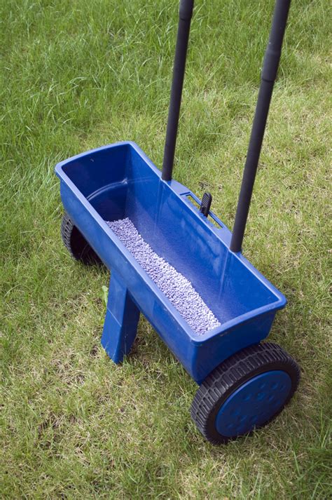 The hose with the spray bottle attachment sprays the how often to apply liquid fertilizer on your lawn. Best Type Of Lawn Spreader | Cromalinsupport