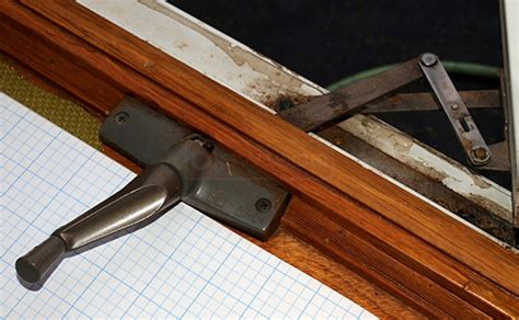 Whether your window is too high to reach, you like the sleek style of virtually invisible hardware or you want the convenience of being able to open your windows with the click of a button, our power operator technology will meet your needs. Anderson bow window cranks : SWISCO.com