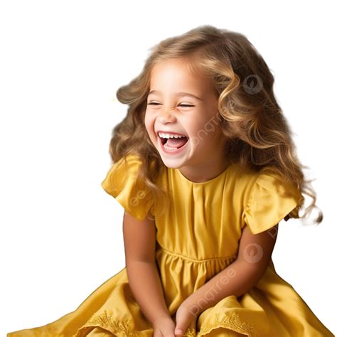 فتاة صغيرة سعيدة ترتدي فستانًا أصفر تضحك مع شجرة عيد الميلاد طفل عيد