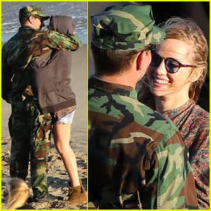 Suki Waterhouse Visits Boyfriend Bradley Cooper On Set Cant Stop Kissing Him Bradley