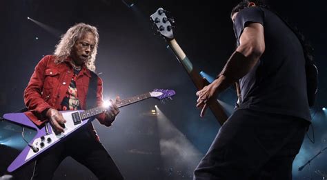 Une Sorte De Monstre Violet Une Gibson Kirk Hammett Flying V à Lhorizon