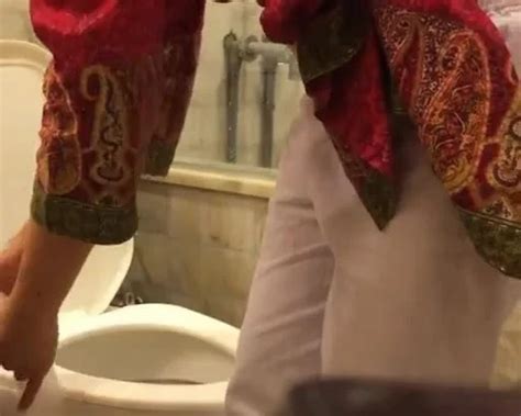 Pakistani Girl Peeing In Toilet