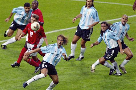 Va a ser un partido muy. Argentina vs. Inglaterra en el Mundial 2002. - 15/10/2013 - Olé