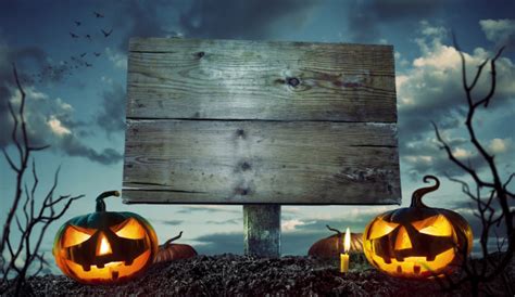 La fête d''halloween est presque là ! Concept de nuit d'halloween. panneau en bois blanc avec ...