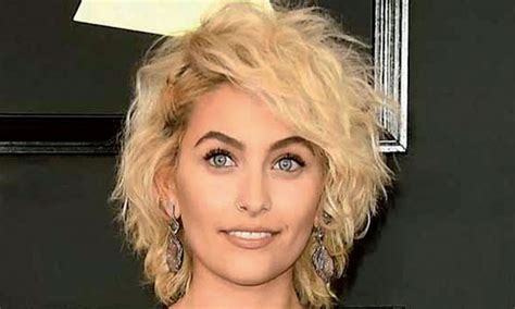 لا تفّوت باريس جاكسون paris jackson ابنة مغني البوب الراحل مايكل جاكسون mickeal jackson فرصةً إلا وتثير مشاهير /مشاهير العالم. فن : باريس جاكسون تكشف حقيقة دخولها مصحة نفسية