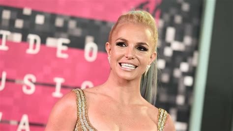 Britney Spears Pose Topless Pendant Ses Vacances Ladepechefr
