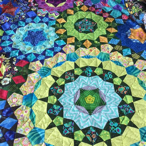 Wendy's Quilts and More: Hand quilting my la passacaglia quilt