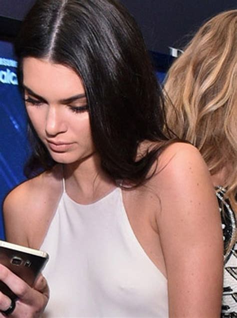 Kendal Jenner Revela Que Tem Piercing No Mamilo Glamour Hot News