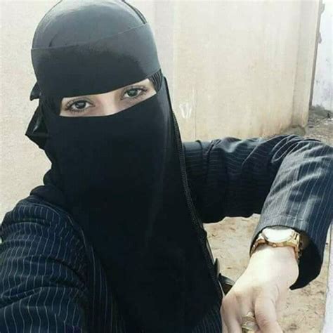 فتاة أنيقة ترتدي لبس مُميز وتجلس لتلتقط صورة. صور بنات تعز , احلي صور بنات اليمن - مساء الورد