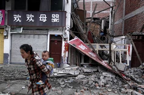 Un fuerte terremoto sacudió la provincia noroccidental de qinghai, en china. China intenta prevenir epidemias en la zona devastada por ...