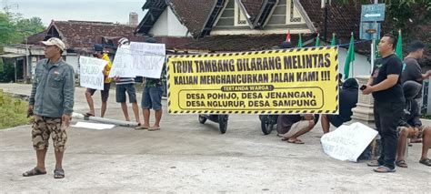Aksi Blokir Jalan Warga Sampung Tuntut Aktifitas Truk Tambang