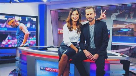 Jana azizi gehört seit märz 2020 zum team der mediengruppe rtl und moderiert seit oktober 2020 bei ntv das wöchentliche magazin deluxe. Nächste Sky-Schönheit weg: Hier ist Laura Papendick ab ...