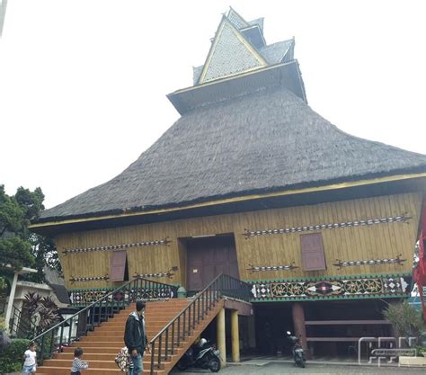 Pakaian adat suku karo didominasi dengan warna merah serta hitam dan penuh dengan perhiasan terites ini disajikan pada saat pesta budaya, seperti pesta pernikahan, pesta memasuki rumah baru suku karo memiliki sistem kemasyarakatan atau adat yang dikenal dengan nama merga silima, tutur. Mengenal Khazanah Budaya Suku Batak di TMII - Cendana News