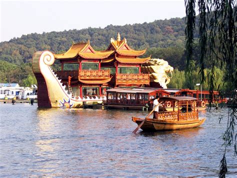 Một số tuyến đường chính trở thành sông, ô tô cùng cảnh ô tô bị ngập trong nước lũ tại thành phố trịnh châu. Hàng Châu (Trung Quốc): Thành phố quê hương của tơ lụa