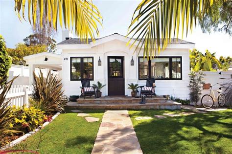 En una casa pequeña la cantidad de muebles debe ser la justa para no recargar el ambiente y no hacer que esta parezca aún más pequeña. Fachada de casas pequenas e modernas - 25 lindas ideias