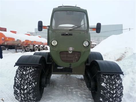 Russian Snow Vehicle Looks Happy 車