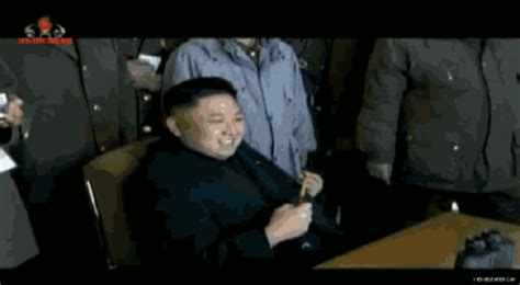 4개의 에미상과 가장 위대한 만화 3위에 선정되기도 했습니다. 김정은/풍자