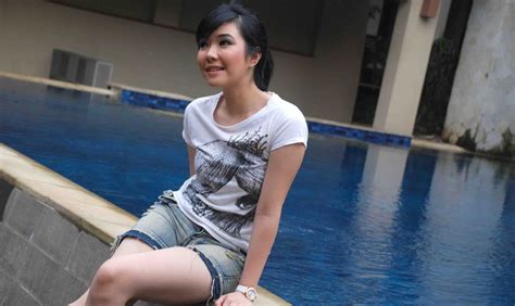 gairah artis sinetron gisel indonesian idol sexy photo session at swimming pool