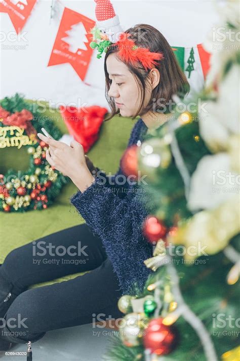 짧은 머리 여자 와 산타 머리 띠 복용 셀카 에 소파 20 29세에 대한 스톡 사진 및 기타 이미지 20 29세 2017년 가정의 방 istock
