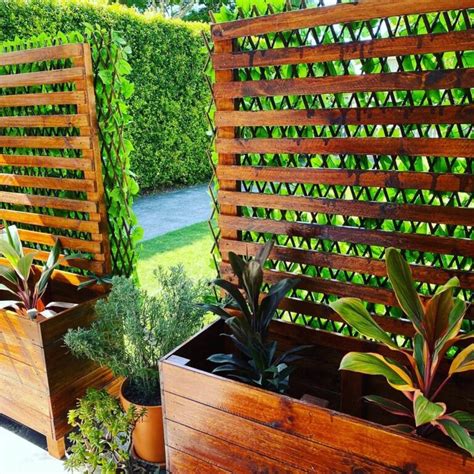 How To Build A Diy Planter Box With A Privacy Screen Attached