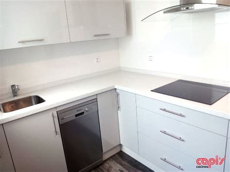 Cocinas de diseño, modernas o clásicas, en d´cocina encontrarás la cocina de tus sueños. Cocina en color gris perla. Cocinas Capi's.Cocinas Capis ...