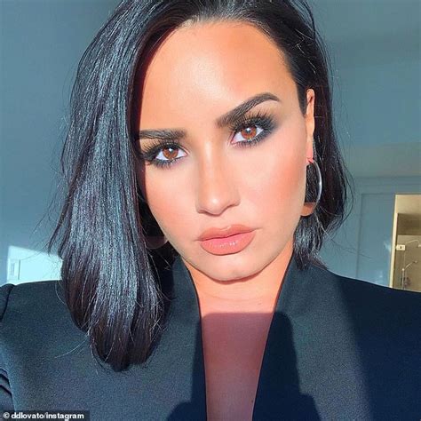 Demi Lovato Shows Off Stunning Smokey Eye Make Up In Mesmerizing Set Of Selfies Daily Mail Online
