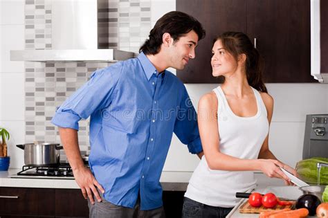 Junge Paare In Der Küche Stockbild Bild Von Ehemann 11655971