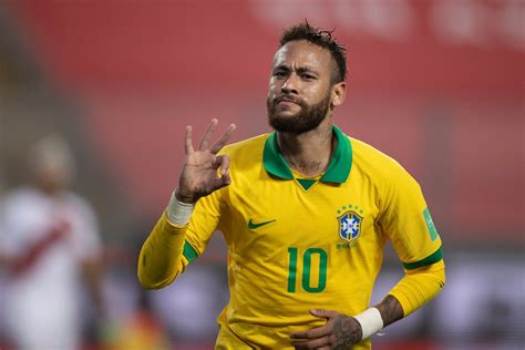 Foto Neymar Brasileiro Paga Promessa E Tatua Nome De Neymar Na Nádega Veja Mais Ideias