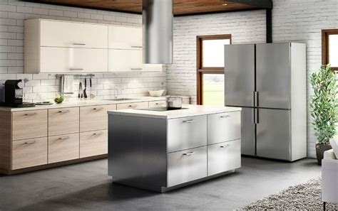 This series may be completed with förbättra cover panels, toekicks and decorative strips in high gloss white. A kitchen with a combination of stainless steel, light ...